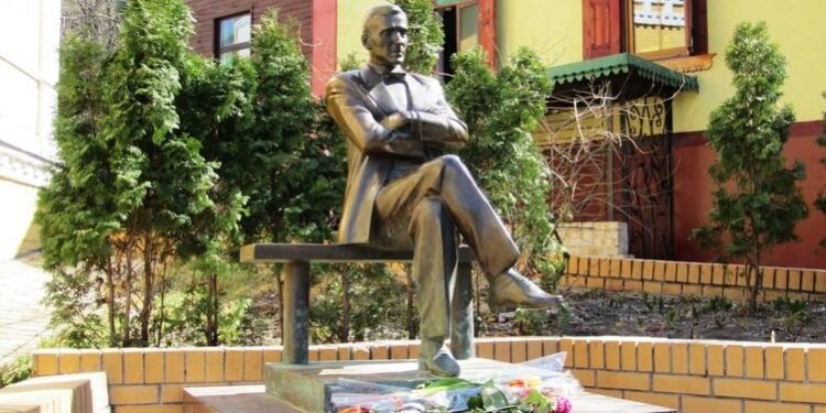 В Киеве хотят снести памятник Булгакову