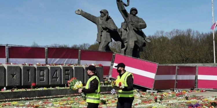 В Латвии снесут памятник Освободителям Риги