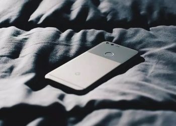 Почему опасно класть телефон под подушку!