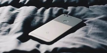 Почему опасно класть телефон под подушку!