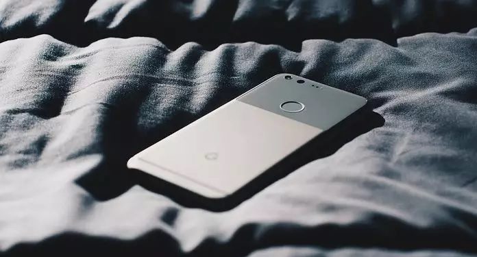 Почему опасно класть телефон под подушку!