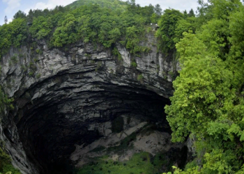 В Китае обнаружили гигантскую воронку с лесом внутри