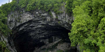 В Китае обнаружили гигантскую воронку с лесом внутри