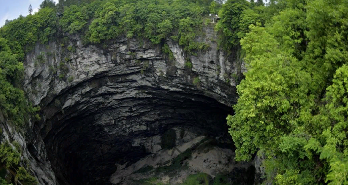 В Китае обнаружили гигантскую воронку с лесом внутри