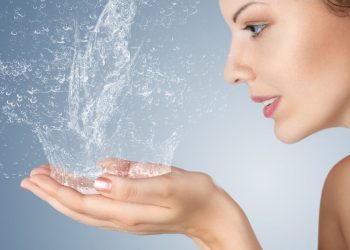 Почему недостаточно умываться простой водой
