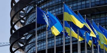 Европарламент призвал предоставить Украине статус кандидата