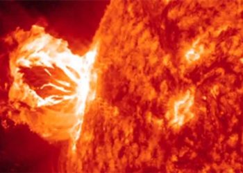 Солнце отправило в сторону Земли мощный поток