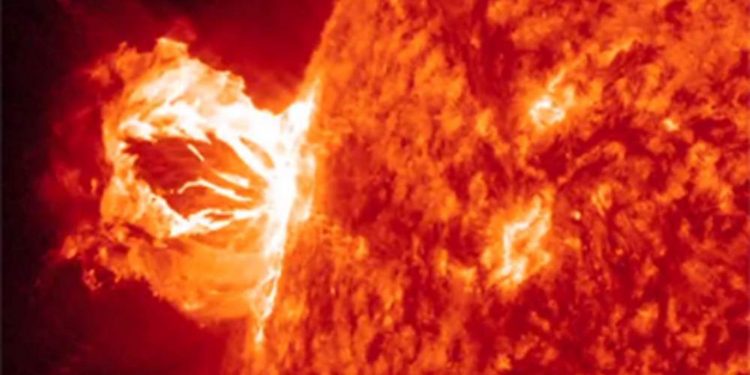 Солнце отправило в сторону Земли мощный поток