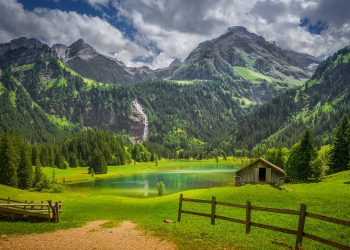 Заснеженные Альпы становятся зелеными