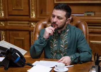 Вышиванку Зеленского продали в США на аукционе