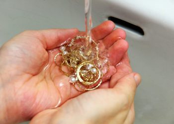 Чистим золотые украшения дома