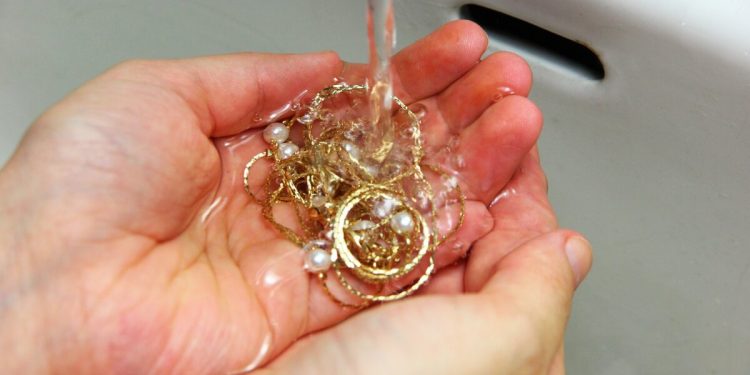 Чистим золотые украшения дома