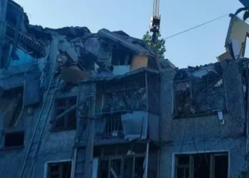 ВС РФ обстреляли Николаев и разрушили жилую многоэтажку