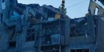 ВС РФ обстреляли Николаев и разрушили жилую многоэтажку