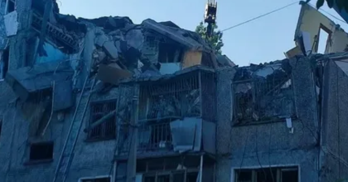 ВС РФ обстреляли Николаев и разрушили жилую многоэтажку