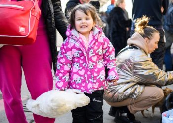 Украинцы готовы отправить детей за границу, если война затянется