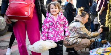 Украинцы готовы отправить детей за границу, если война затянется