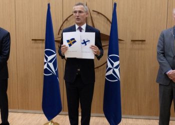 Финляндию и Швецию официально пригласили в НАТО