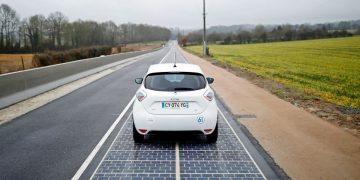 Первая дорога, заряжающая электромобили на ходу