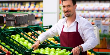 Какими зарплатами заманивают  украинцев