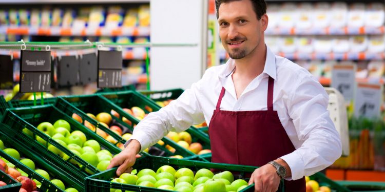 Какими зарплатами заманивают  украинцев