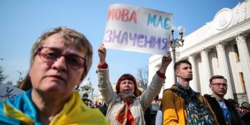 Украинцы начали больше общаться на государственном языке