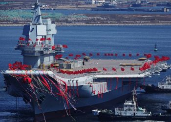 Китай спустил на воду современный авианосец “Фуцзянь”