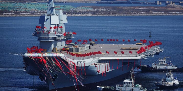 Китай спустил на воду современный авианосец “Фуцзянь”