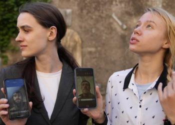 Женам Азовцев звонят с угрозами