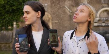 Женам Азовцев звонят с угрозами