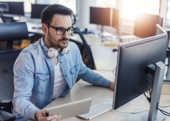 Треть айтишников покинули Россию