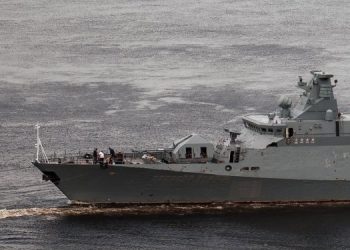 По Волге буксируют подбитый ракетный корвет