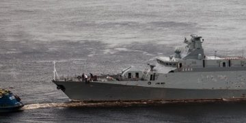 По Волге буксируют подбитый ракетный корвет