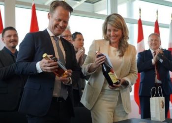 Дания и Канада закончили “Войну Виски”