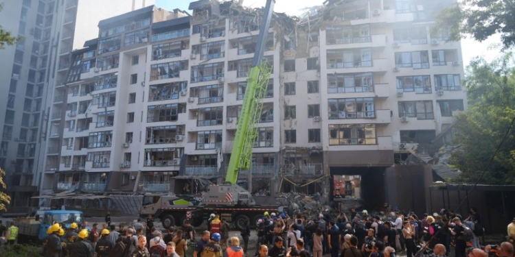 В Киеве ракета попала в многоэтажку