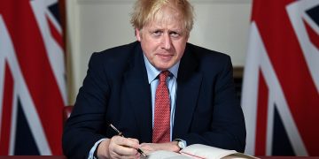 Британский парламент не смог отправить Джонсона в отставку