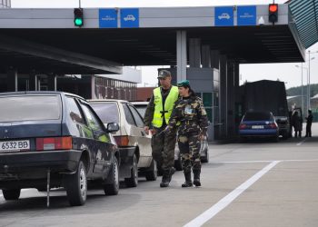 Как мужчины нелегально пересекают границу