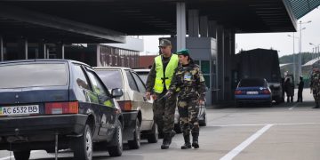 Как мужчины нелегально пересекают границу