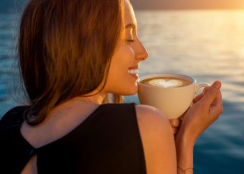 Почему учёные рекомендуют пить кофе по утрам