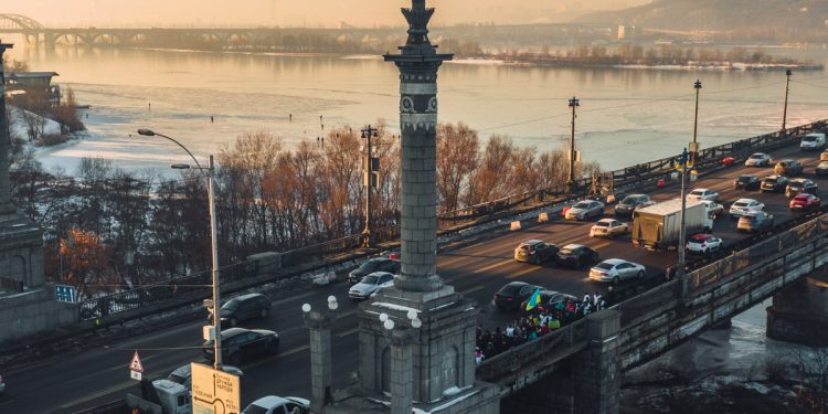 На мосту Патона пустили общественный транспорт