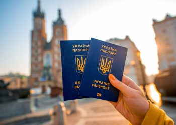Украинский паспорт можно будет получить за границей