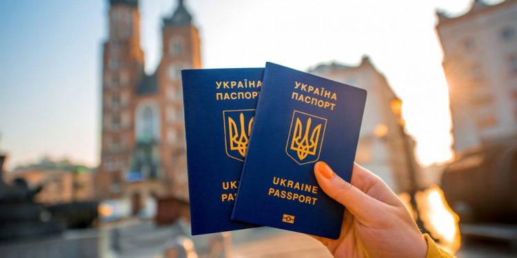 Украинский паспорт можно будет получить за границей