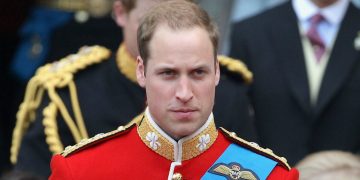 Принц Уильям продает газеты в Лондона