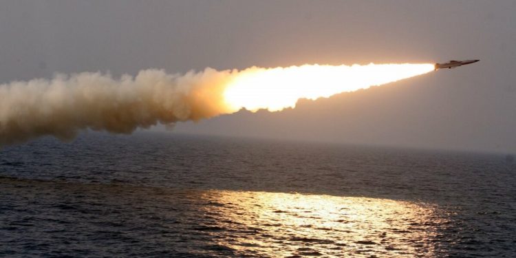 Российские военные атаковали Киев крылатыми ракетами