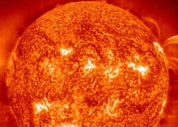 Солнечные бури заставляют спутники падать