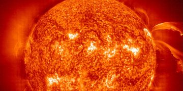 Солнечные бури заставляют спутники падать