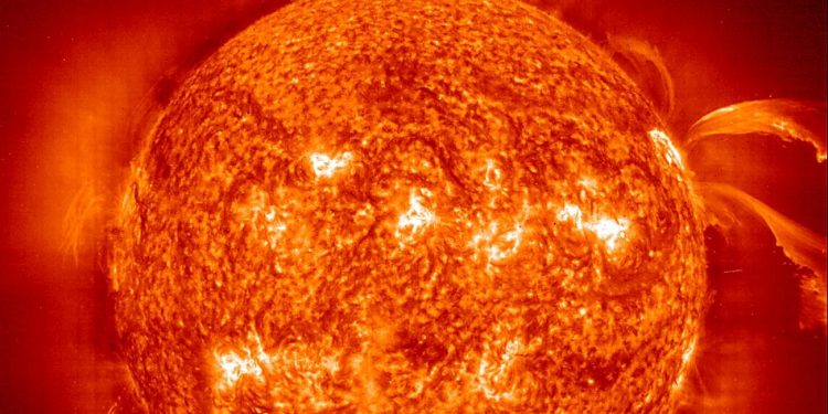 Солнечные бури заставляют спутники падать