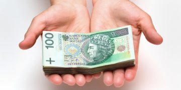 Польша перестаёт выплачивать пособия украинцам