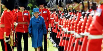 Гвардейцев Елизаветы II арестовали за торговлю наркотиками