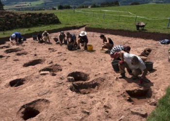 Археологи занялись раскопками гробницы Короля Артура